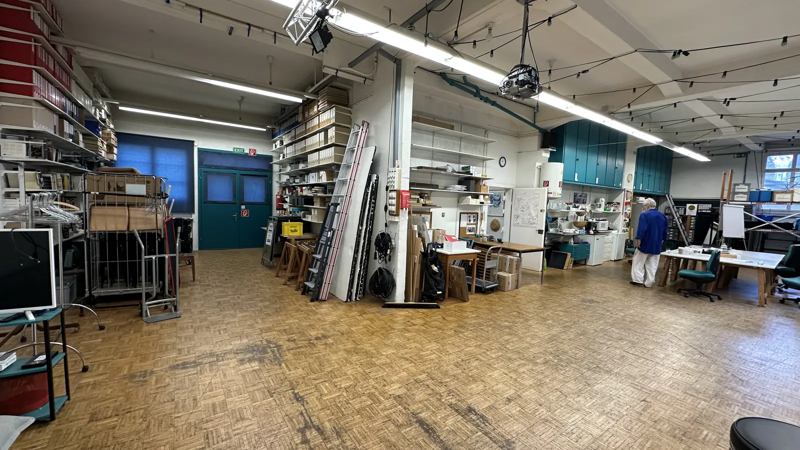 Das NEOKIDS Lab an der Heinrichstrasse 177: heller Raum mit Parkett, Arbeitstischen und grossen Fenstern