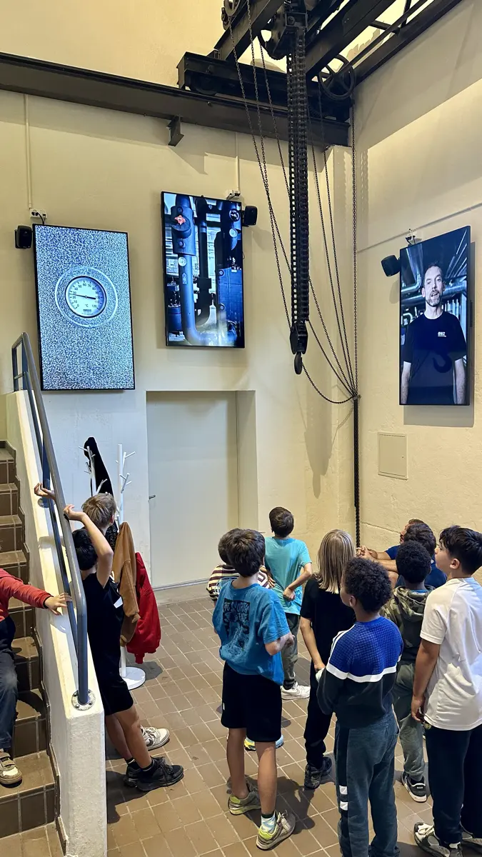 Kinder schauen sich im Museum eine Ausstellung zu Energie an