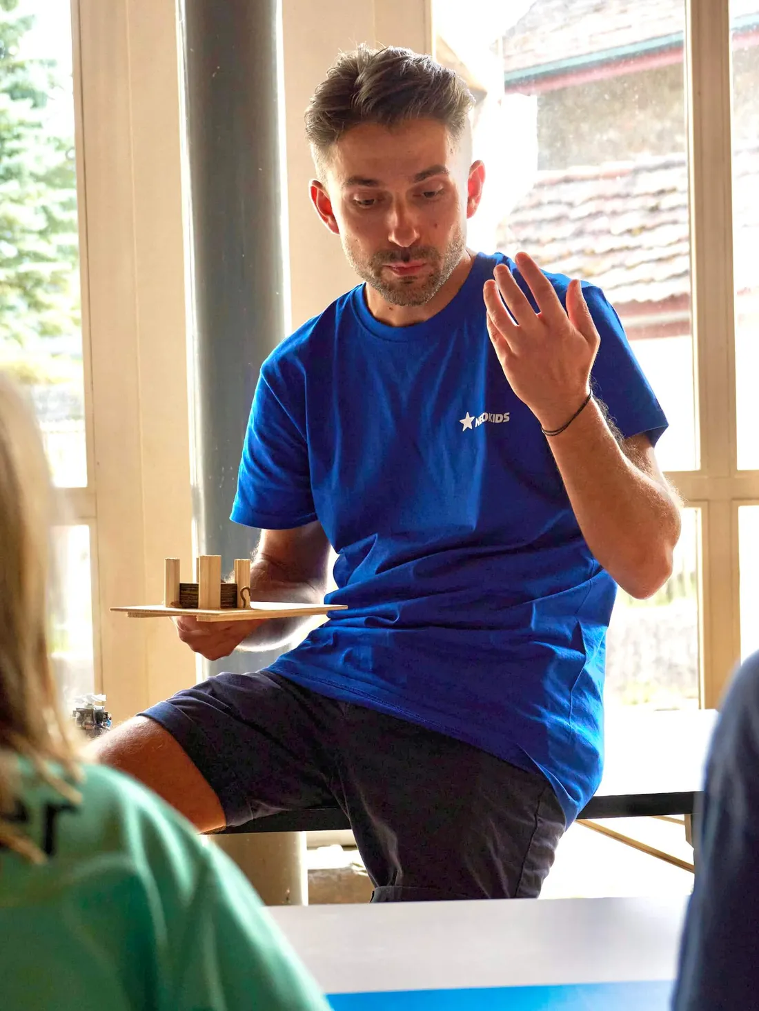 Marko wickelt im Kurs eine Kupferspule